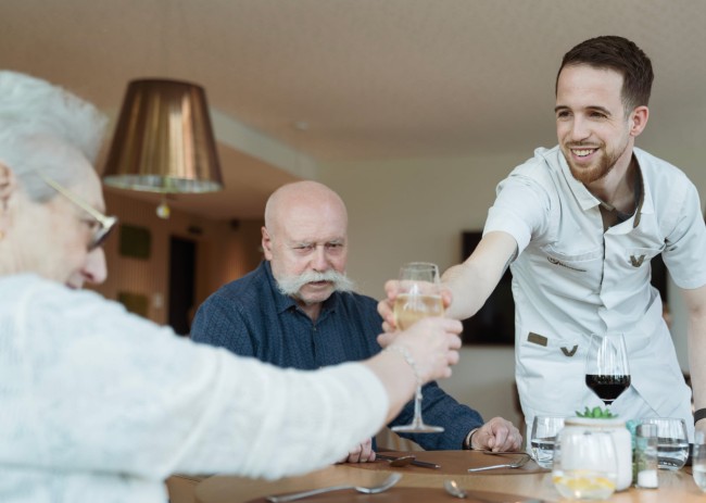 Pfleger überreicht ein Getränk © Nobi Smart Lights